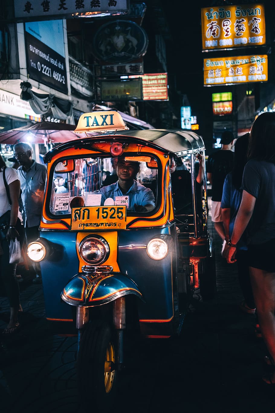 person riding on Taxi cub, man riding blue and yellow auto rickshaw, HD wallpaper