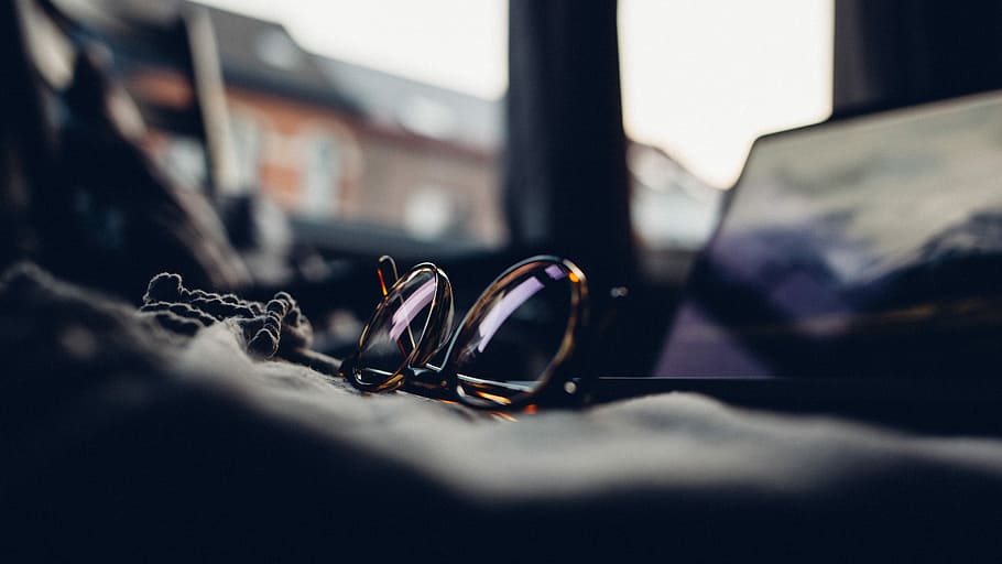 shallow focus photography of black sunglasses with brown frames, selective focus photography of tortoiseshell sunglasses HD wallpaper
