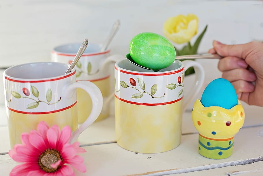 person holding spoon with easter egg toy, Coloring, Dye, easter egg coloring HD wallpaper