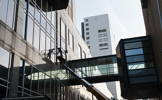 building window cleaner on building wall during daytime, brown concrete building during daytime HD wallpaper