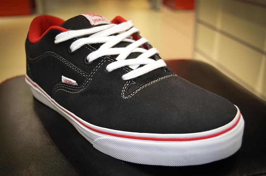 unpaired black and red Vans off the Wall low-top sneaker on black surface, HD wallpaper