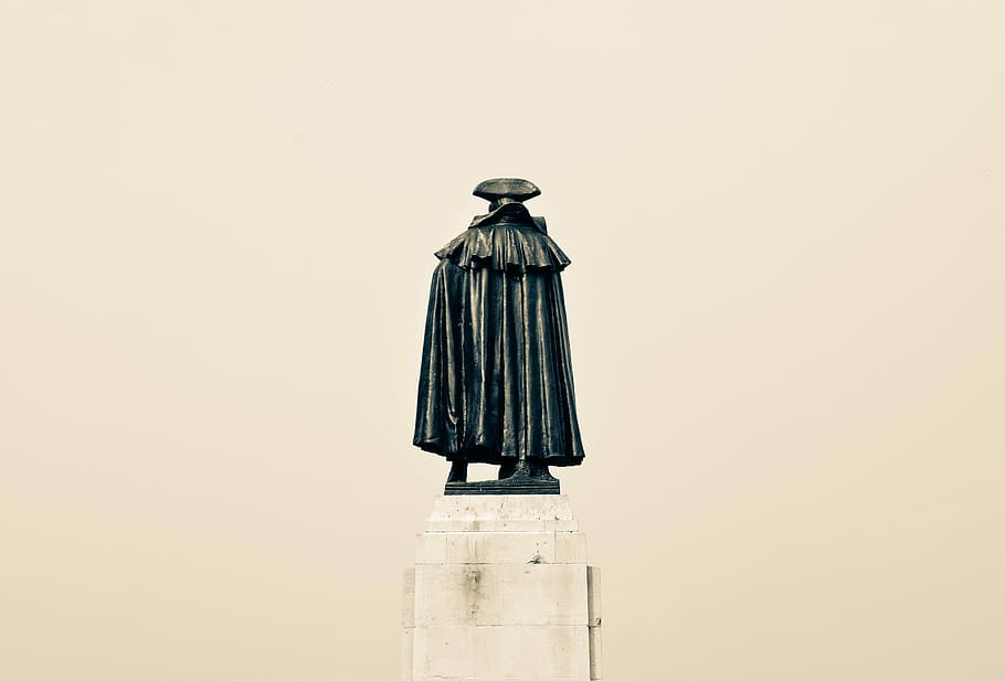 man wearing robe illustration, man in black cape concrete statue HD wallpaper