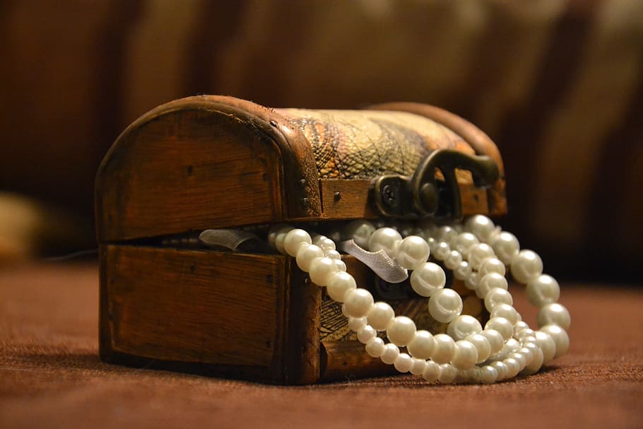 white pearl necklace in brown wooden dome chest, coffer, box HD wallpaper