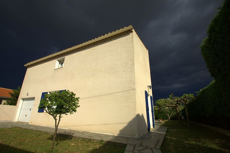 house, thunder sky, heavy sky, dramatic shadows, house for sale HD wallpaper