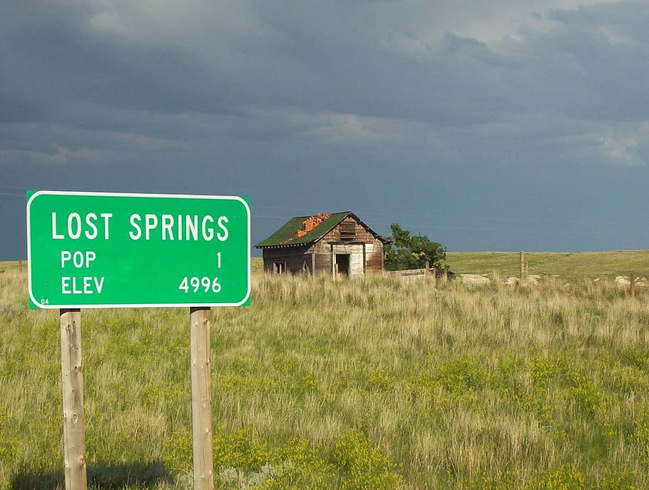 Road Sign in Lost Springs in Wyoming, clouds, grass, house, public domain HD wallpaper