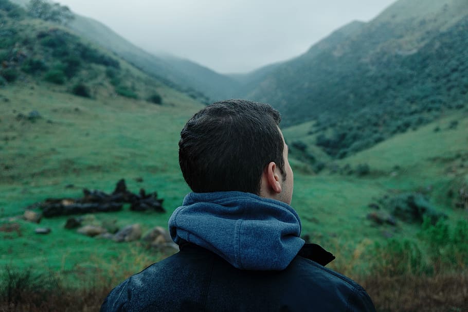 man looking on mountains during daytime, man looking sideways on mountains HD wallpaper