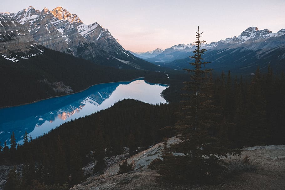 body of water surrounded with mountains, photo of mountains near body of wate HD wallpaper