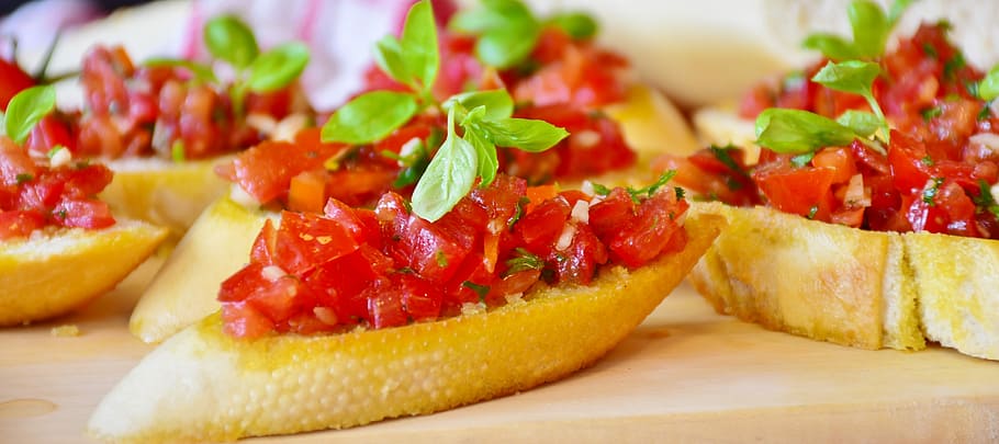 tomato salsa on toasts, bruschetta, bread, baguette, tomatoes, HD wallpaper