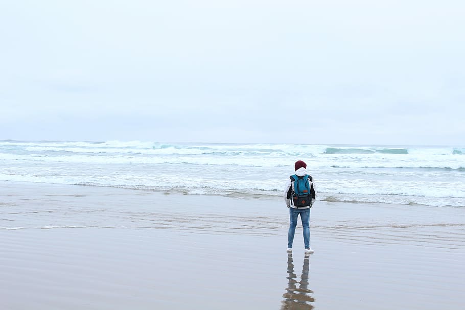 Sea standing. Побережье с людьми. Designated person ashore. Shore and person.