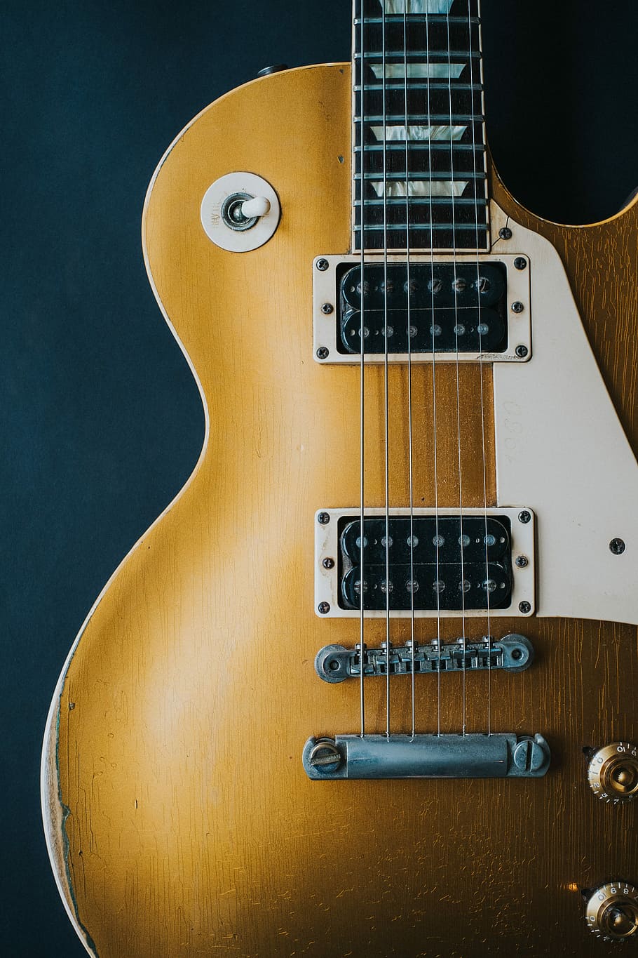 closeup photography of electric guitar, shallow focus photography of brown electronic guitar
