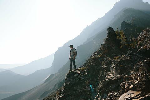 man standing on cliff, peak, mountain, daytime, hiking, trekking HD wallpaper