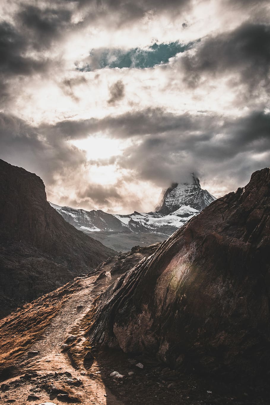 snow covered mouontain under gray sky, brown rocky mountain under white and blue cloudy sky HD wallpaper