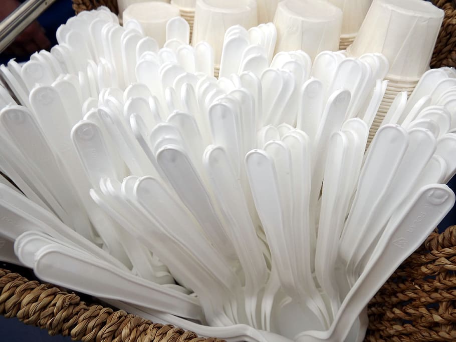 bunch of disposable spoons and cups, utensil, plastic, kitchenware HD wallpaper
