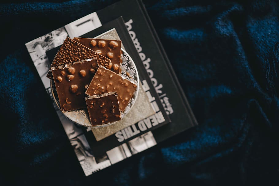 Close up a nut chocolate bar, sweet, candy, dark, close-up, food, HD wallpaper