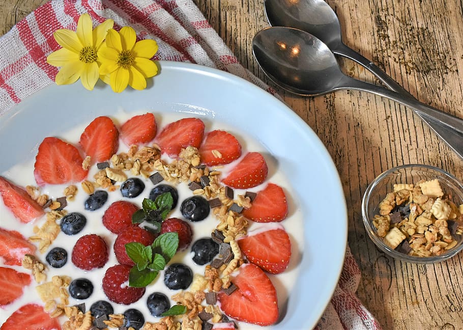 yogurt, bowl, breakfast, strawberries, blueberries, raspberries, HD wallpaper