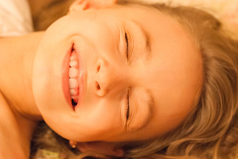 girl lying on bed, joy, frank, natural, beautiful, man, child HD wallpaper
