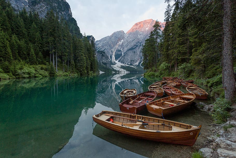 brown wooden jon boat on the body of water, brown and beige wooden boats HD wallpaper