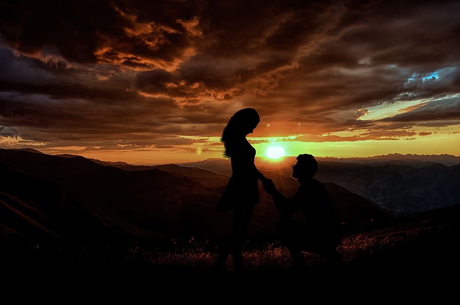 man proposing to woman, sunset, dusk, evening, dawn, backlit HD wallpaper