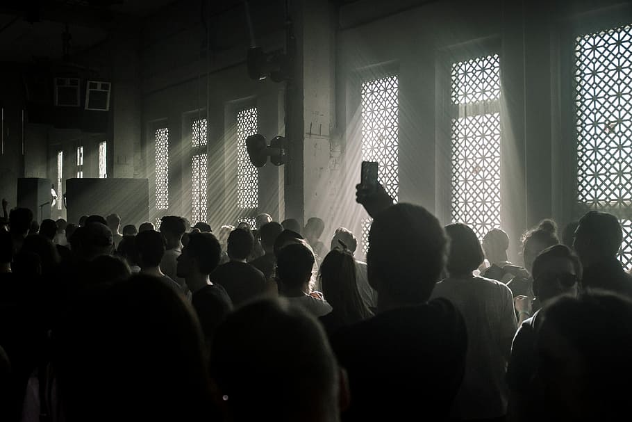people standing inside dark room, people gathering inside room HD wallpaper