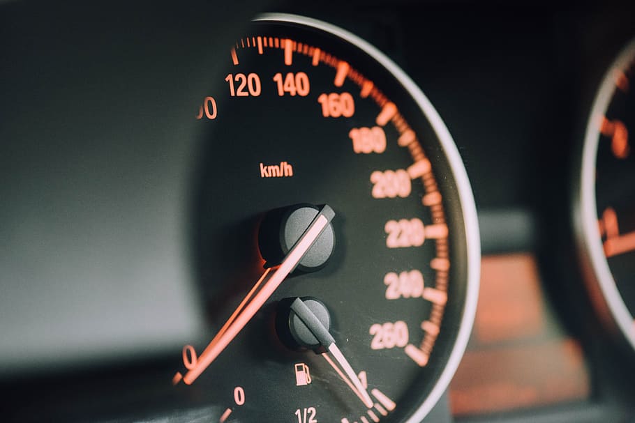 closeup photo of black analog speedometer, focus photography of automotive dashboard HD wallpaper