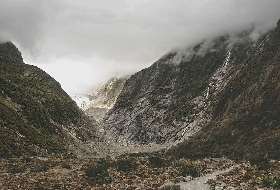 mountain under white sky during daytime, landscape photography of mountain HD wallpaper