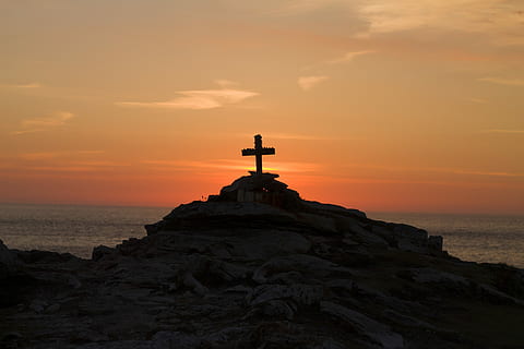 cross silhouette on mountain during golden hour, black cross on top of rocky mountain HD wallpaper