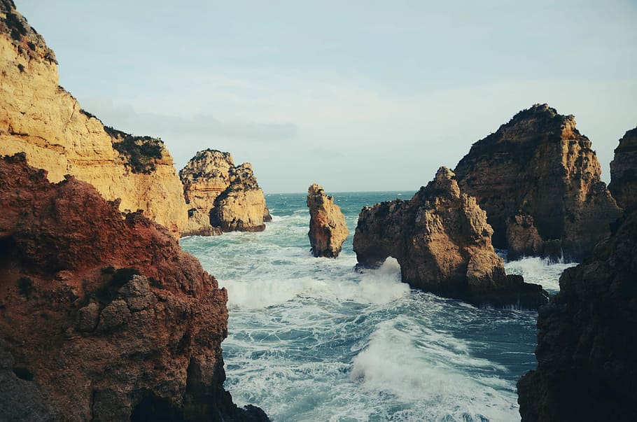 time lapse photography of ocean waves, water waves hitting rock formation during daytime HD wallpaper