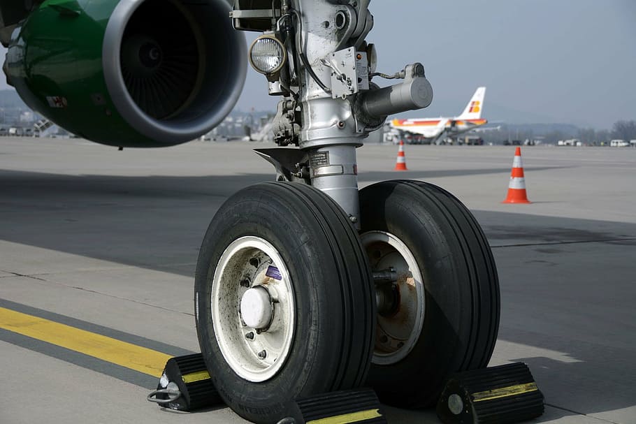 chassis, nosewheel, wheels, roll, mature, taxes, braking clogs HD wallpaper