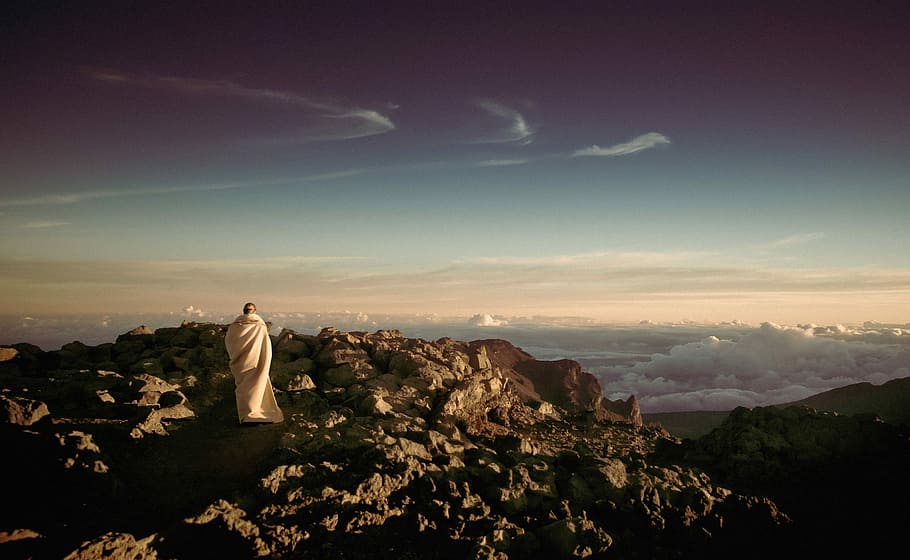 person wearing white robe on top of rocky mountain, panoramic photography of man on top of mountain HD wallpaper