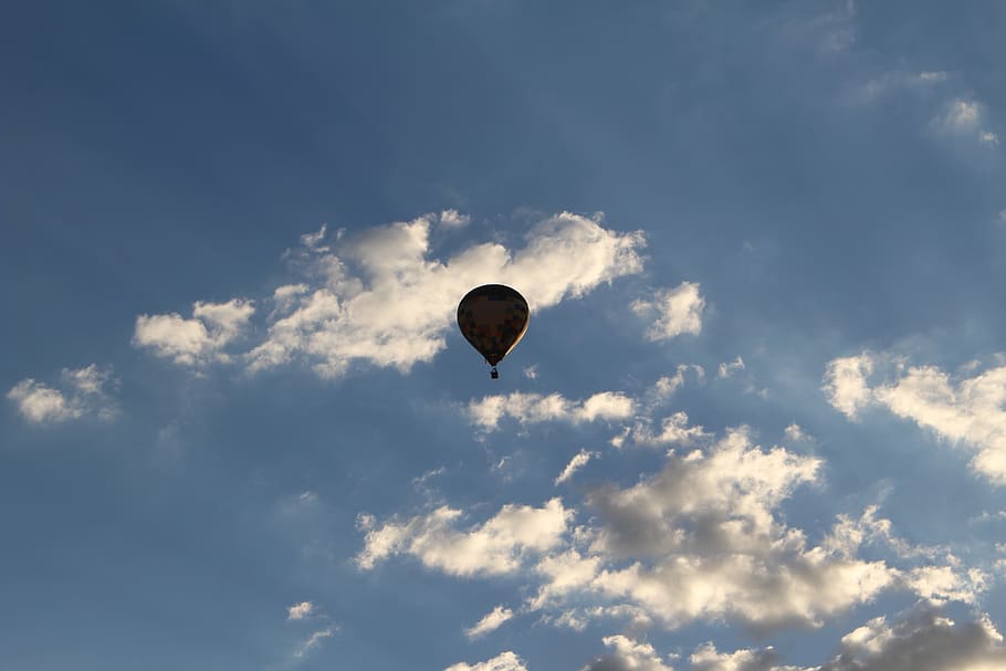 Floating air. Большой легкий белый шар в небе. Небо воздушные шары облака Париж.