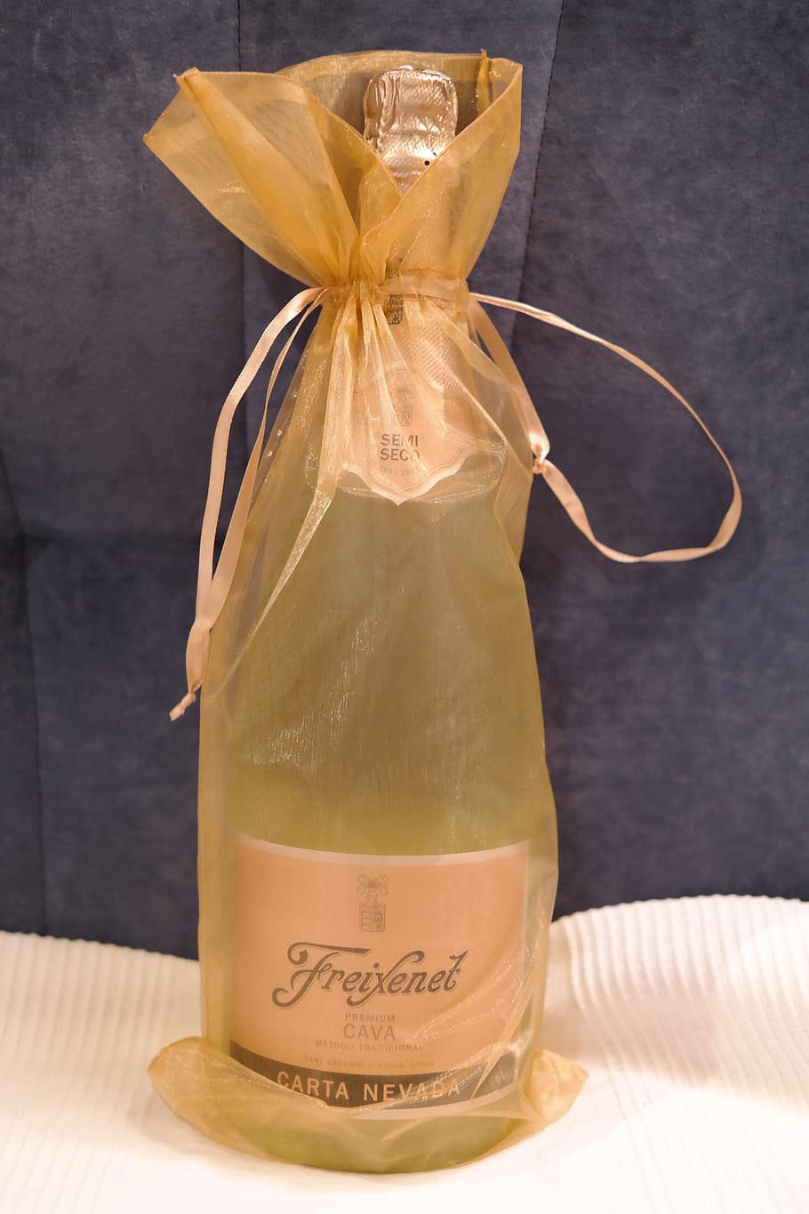 Freixenet Carta Nevada bottle in brown drawstring pouch, champagne HD wallpaper