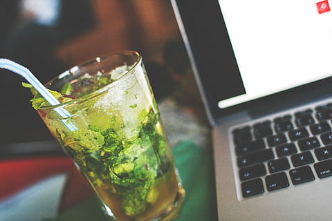 Mojito with a Laptop, cafe, drink, macbook, alcohol, computer HD wallpaper