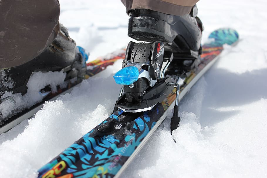 person wearing snow skis with bindings, start, open, cold temperature HD wallpaper