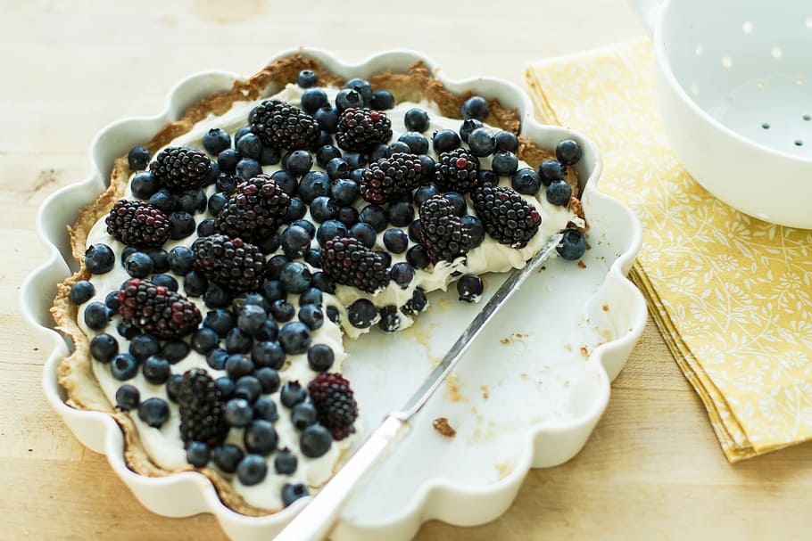 blueberry pie on plate with knife, blueberry cheesecake near white round bowl, HD wallpaper