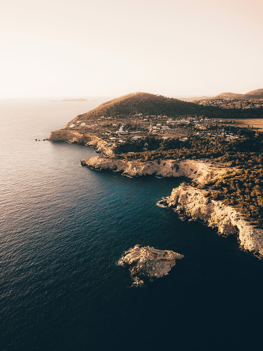 aerial photography of coastline near green trees, aerial photography of island during daytime HD wallpaper