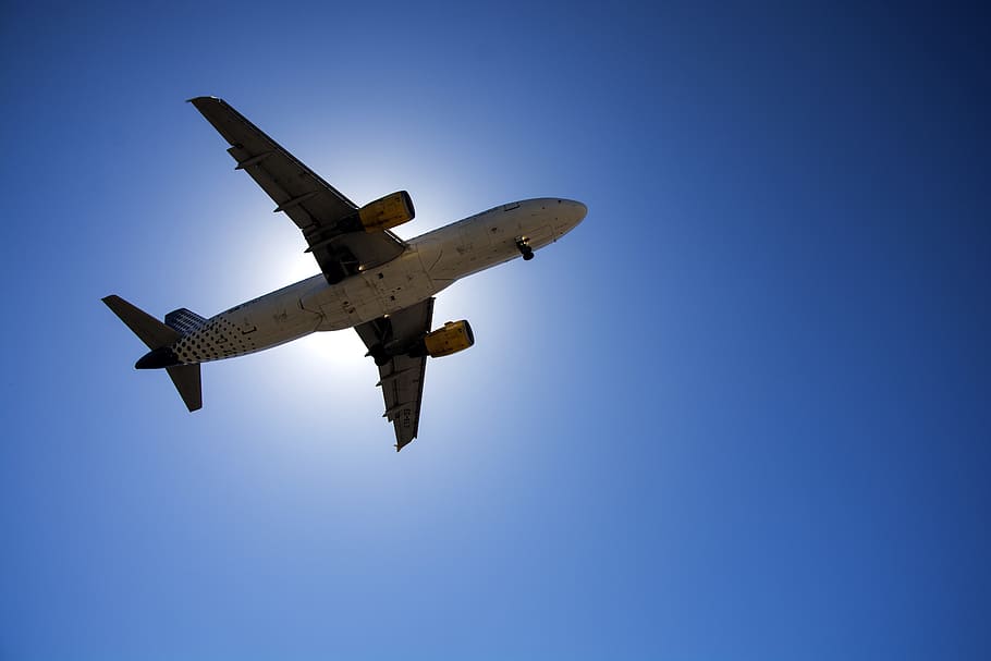 white commercial jet plane soaring in the skies, Backlight HD wallpaper