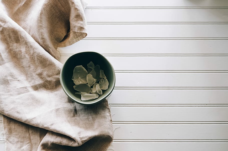gray ceramic bowl beside gray textile, ice on plastic bowl, glass HD wallpaper