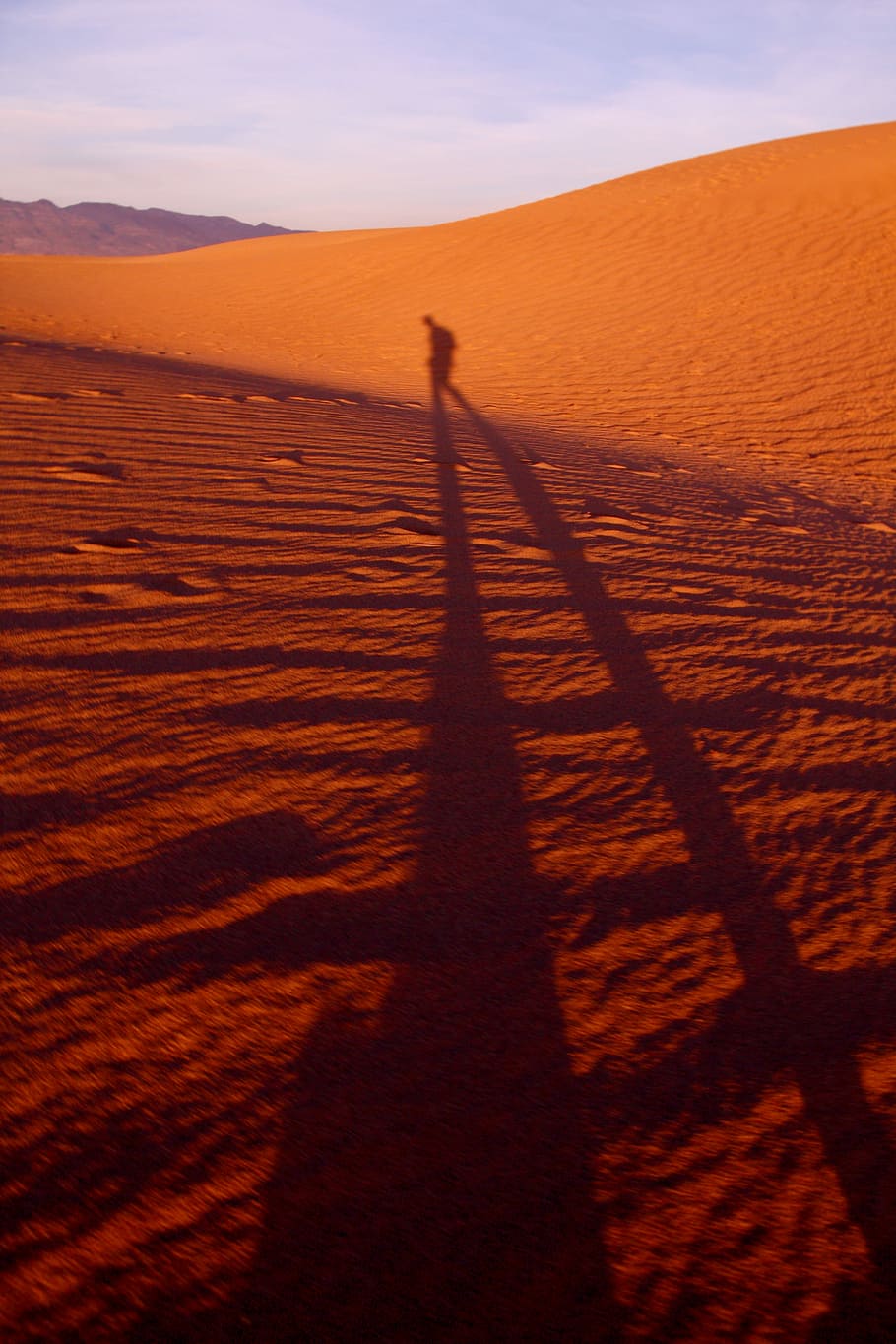 shadow of a person walking on desert, shawdon reflects on sand dune during daytime HD wallpaper