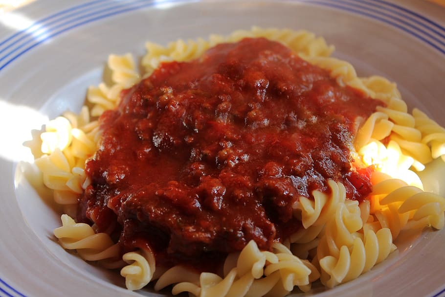 meat sauce, noodles, fusilli, bolognese, pasta, hacksoße, tomato sauce, HD wallpaper