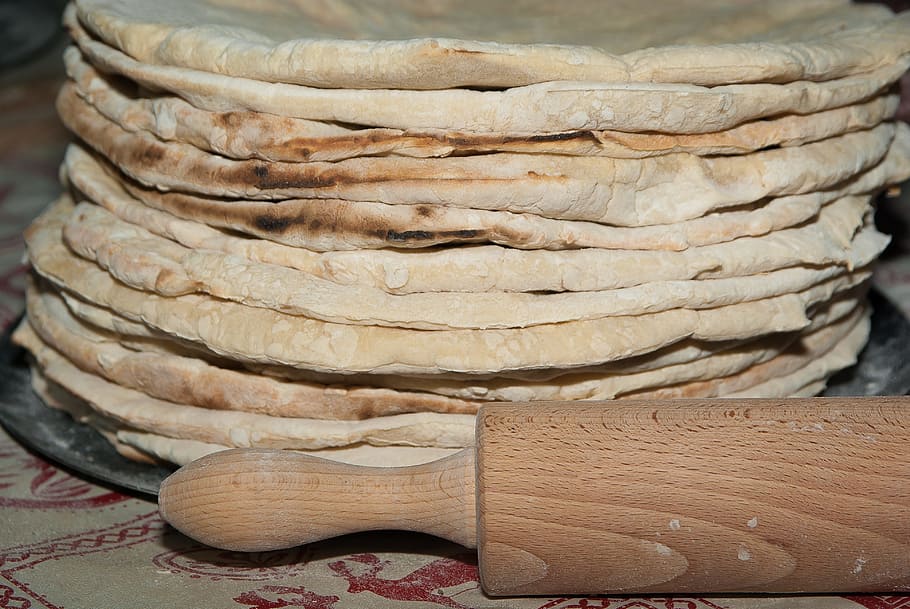 closeup photo of baked pastry near brown rolling pin, pizza HD wallpaper