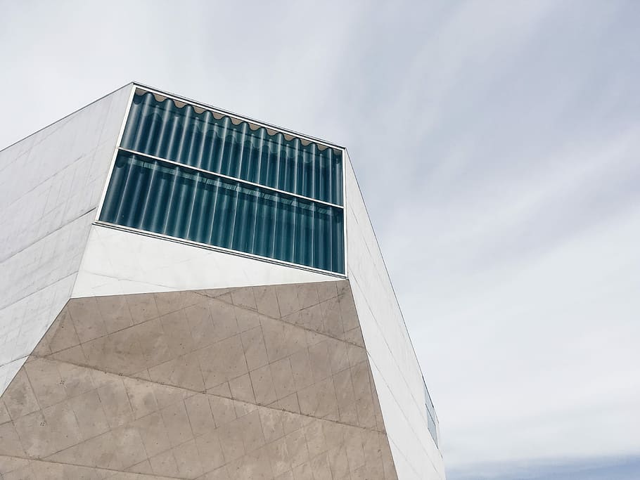 gray concrete building taken under white cloud during daytime, clear glass building HD wallpaper