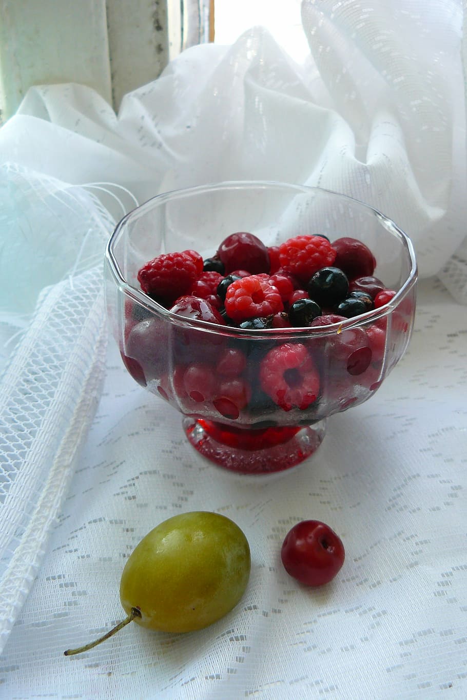 raspberry, currant, cherry, plum, vase made with berries, still life HD wallpaper