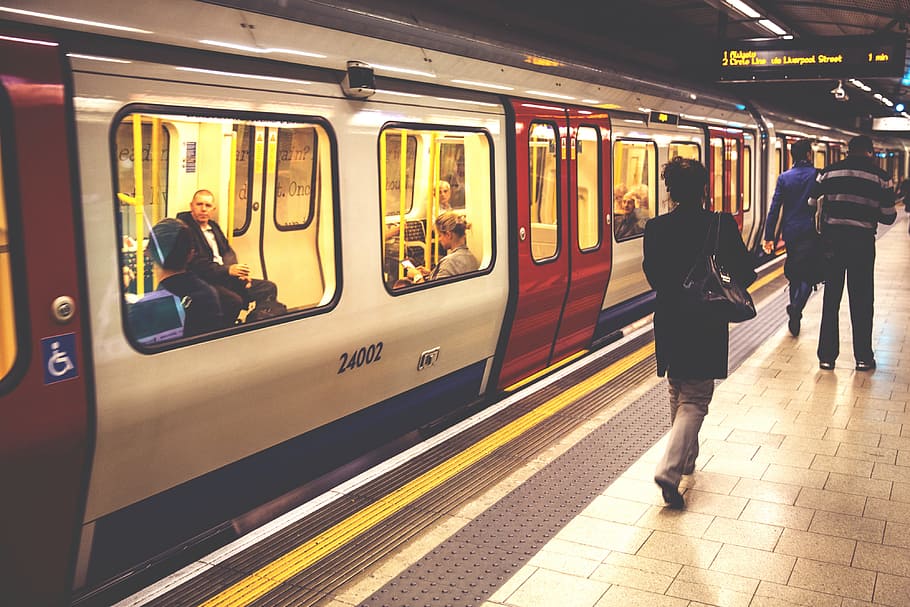 People walking along the platform on the London Underground, subway, HD wallpaper