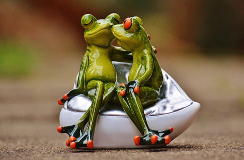 two ceramic frogs sitting on cuddle chair figurine, Lovers HD wallpaper