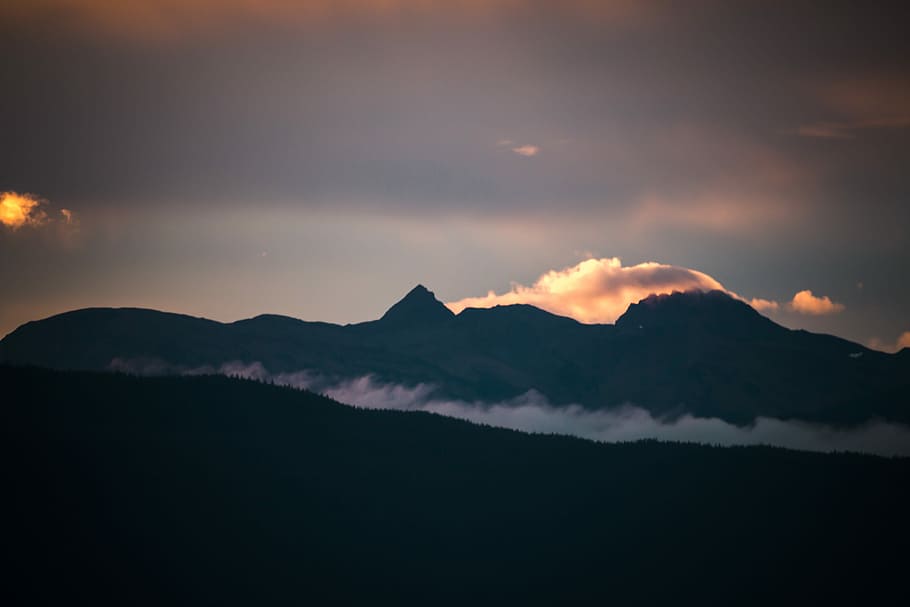 silhouette of mountain with clouds at golden hour, mountain during sunrise HD wallpaper