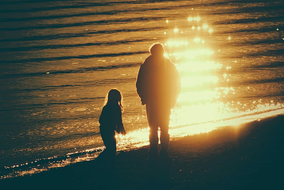 adult and child near seashore during sunset, silhouette photography of man and girl near body of water HD wallpaper