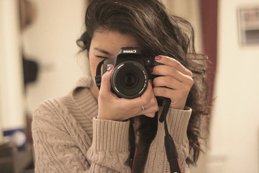 shallow focus photography of woman in brown sweater using Canon DSLR camera, HD wallpaper