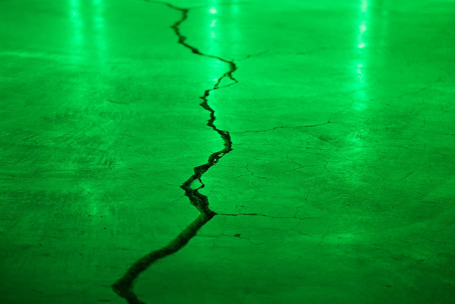 green crack, cracked green floor, concrete, reflection, light HD wallpaper