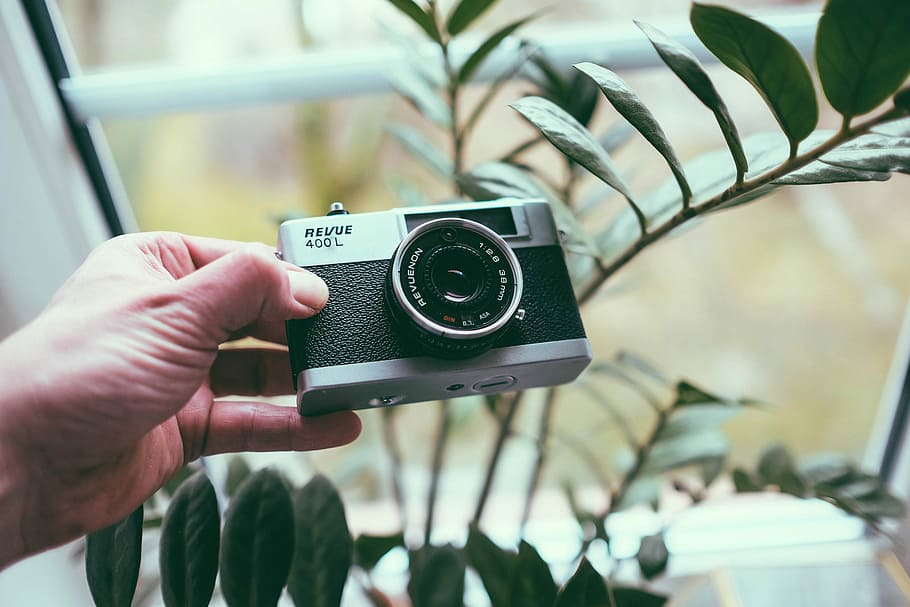 Revue 400L, person holding black and silver camera, hand, vintage HD wallpaper
