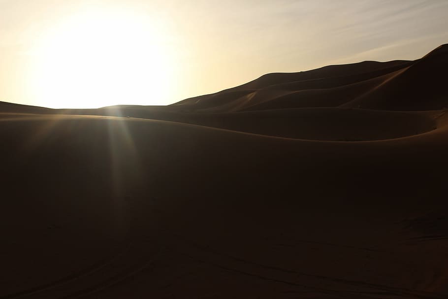 silhouette photo of desert at golden hour, sun, mountain, sunset HD wallpaper